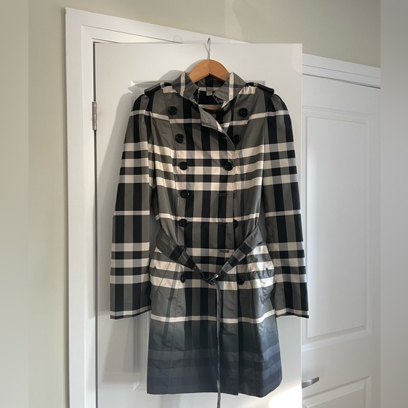 Burberry trench coat - Picture 1 of 4